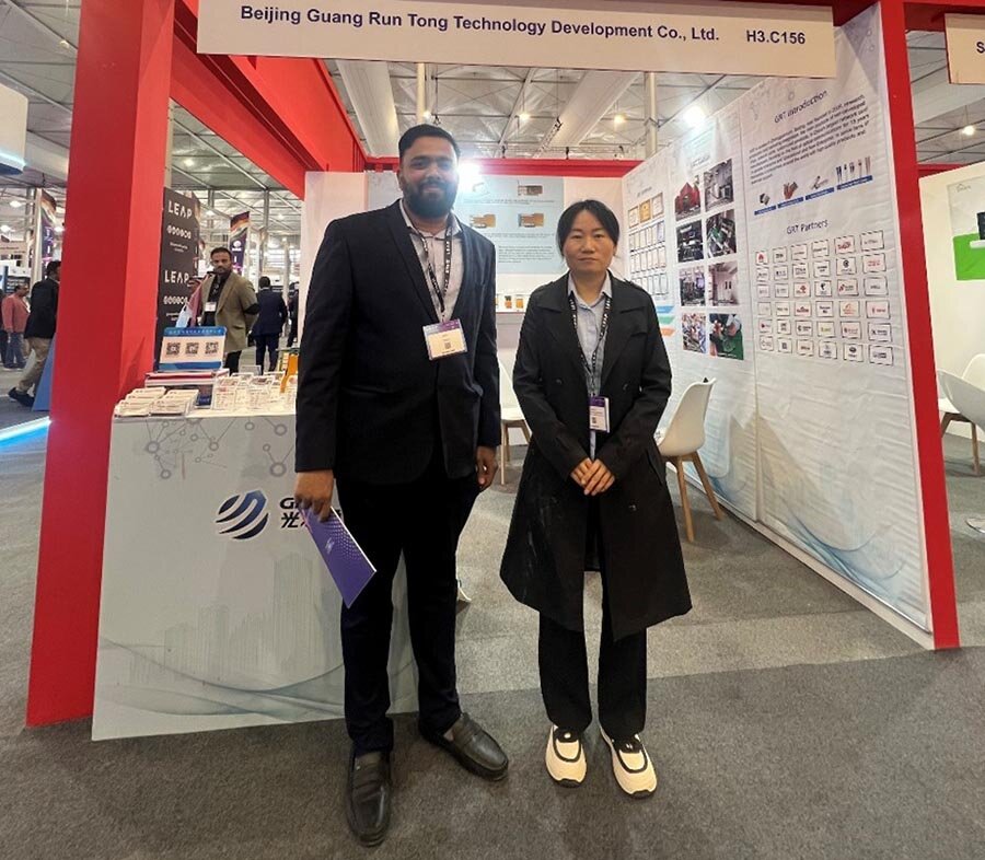 外貿(mào)經(jīng)理與參會(huì)嘉賓合照 外貿(mào)經(jīng)理與參會(huì)嘉賓合照