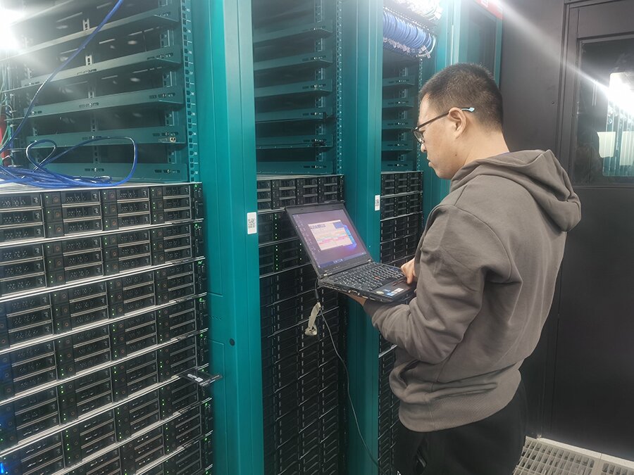 技術人員對網(wǎng)卡產品進行檢測 技術人員對網(wǎng)卡產品進行檢測